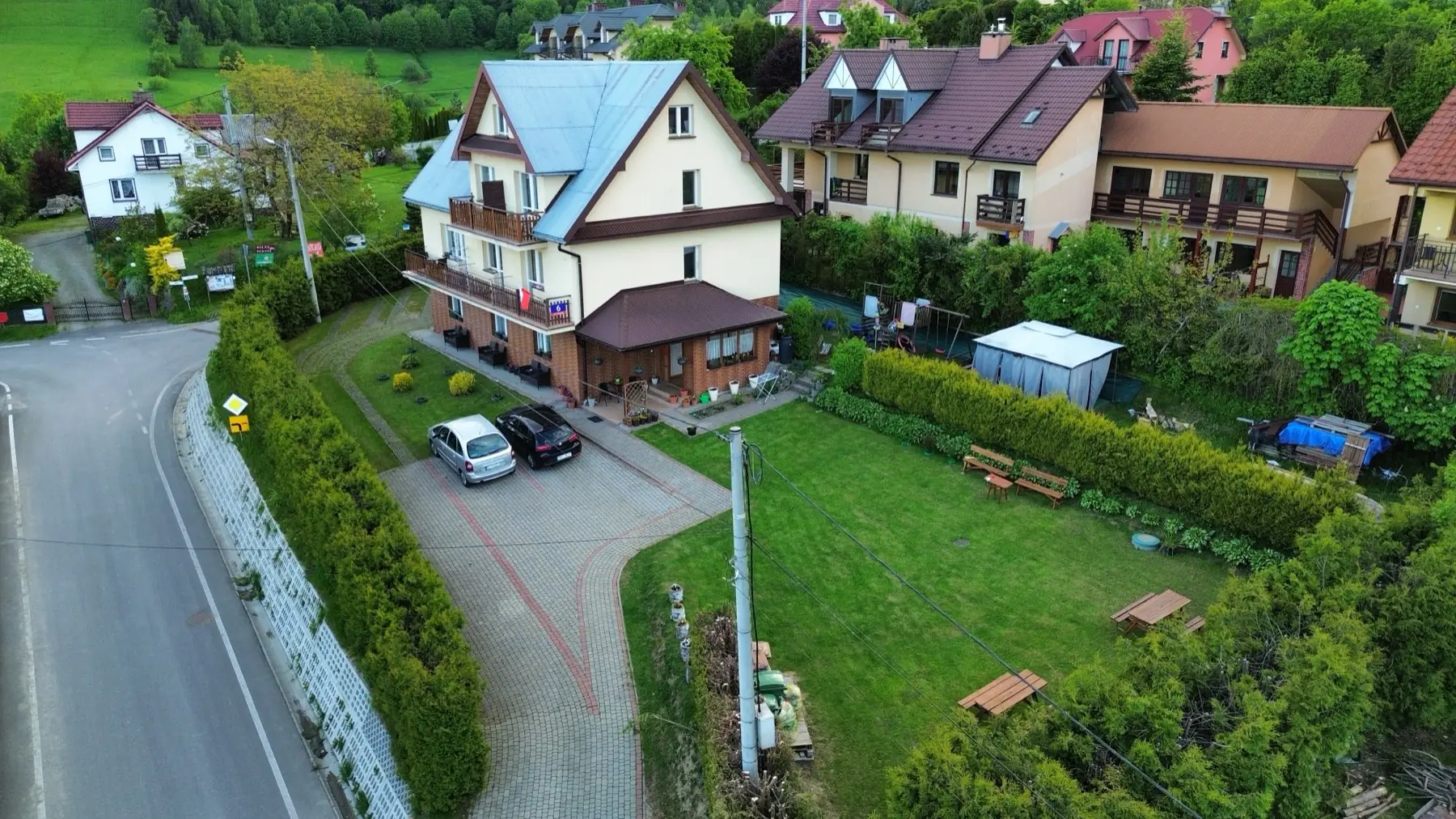Gościniec Solanka z lotu ptaka – dom, ogród z ławkami i parking