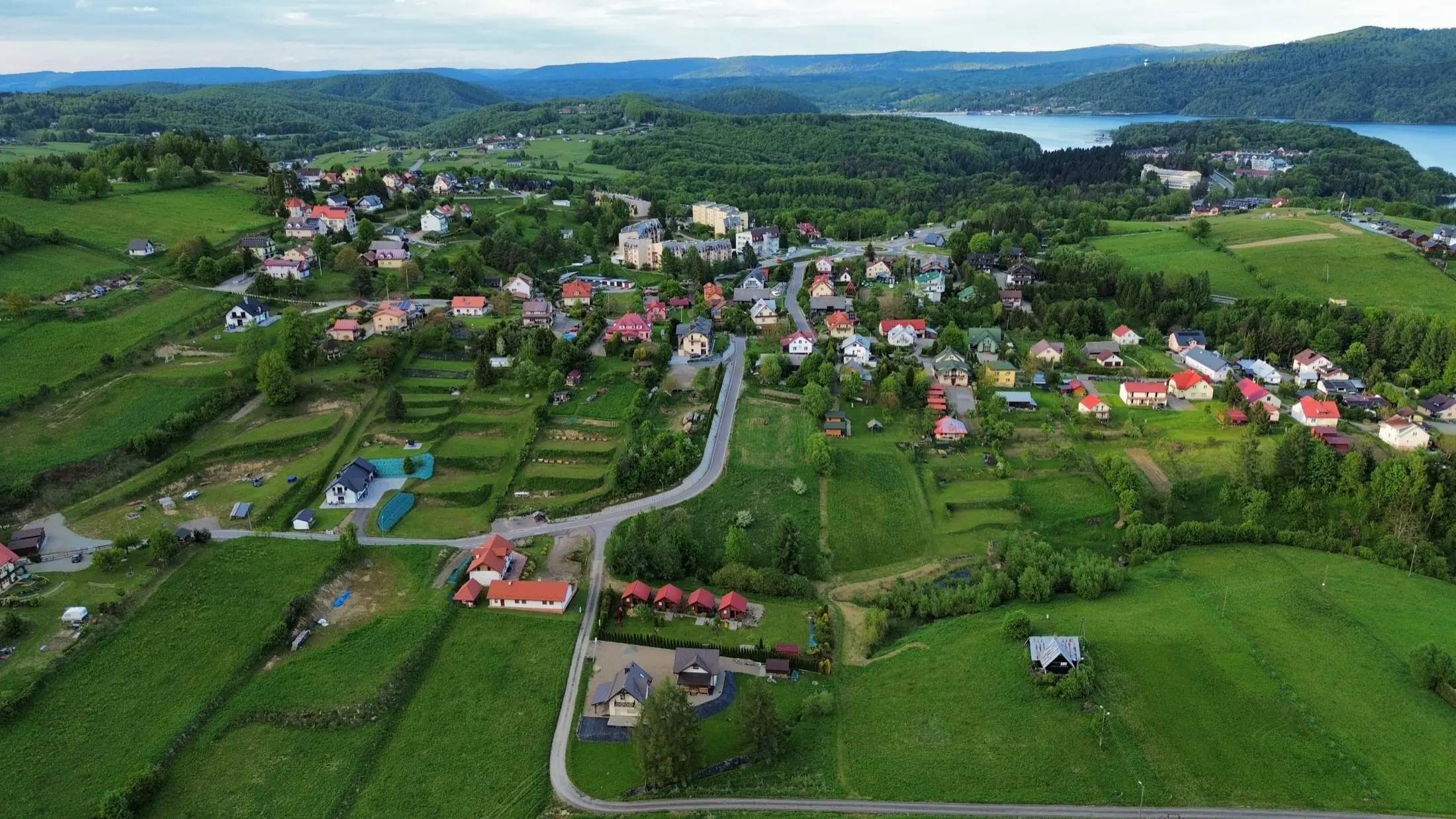 Panorama Polańczyka z Jeziorem Solińskim w tle